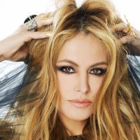 ¡Rompe el pavimento! Mirá como está Paulina Rubio a sus 48 años en este bikinazo azul