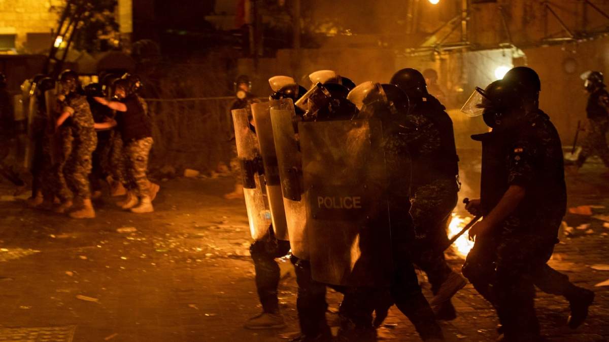 La policía reprimió la protesta con gases lacrimógenos. Fuente: (Twitter)