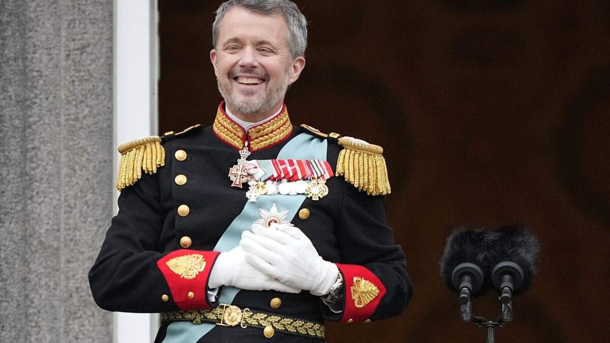 El rey danés Frederik X sonríe desde el balón del Palacio Christiansborg en Copenhague, Dinamarca