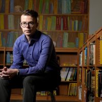 Bibliotecarios enfrentan sanciones, incluso prisión, por libros prohibidos en escuelas de EU