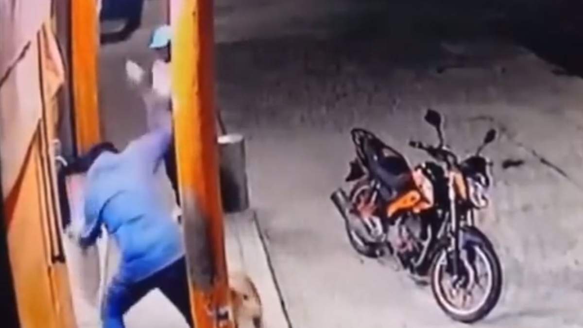 El momento en el que el sujeto golpea al perro