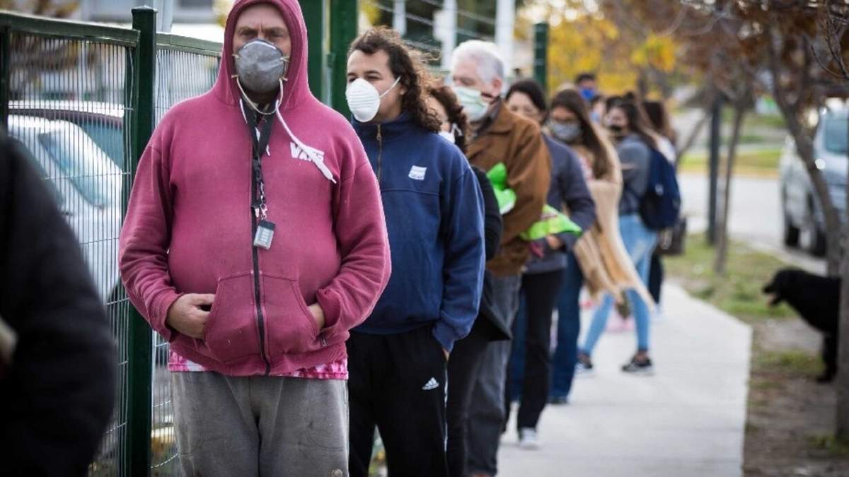 Fila para testearse en Río Negro. Fuente: (Twitter)