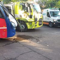 Una autobomba chocó con un colectivo en Godoy Cruz
