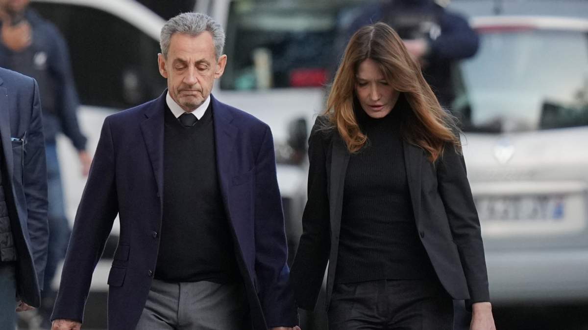 El expresidente de Francia Nicolas Sarkozy y su esposa, Carla Bruni-Sarkozy, salen de su casa el martes 21 de octubre de 2025 en París, para que Sarkozy se dirija a prisión
