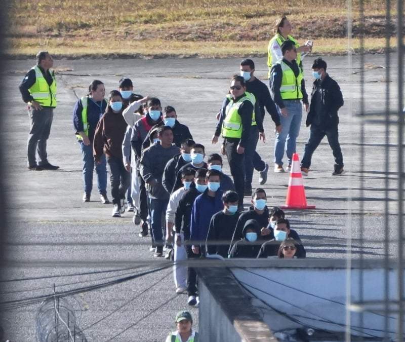 Migrantes guatemaltecos deportados desde Estados Unidos, en el aeropuerto de La Aurora en Ciudad de Guatemala
