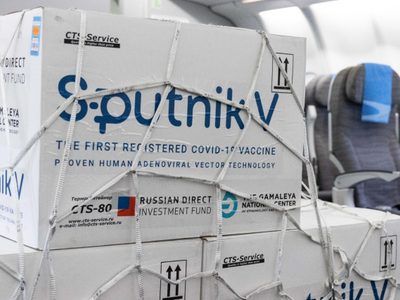 Nuevo vuelo a Rusia: traerá el principio activo para comenzar la producción nacional de la Sputnik V