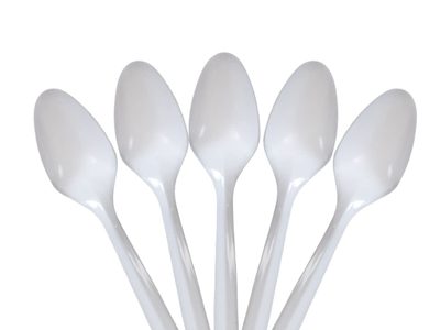 Con un frasco de vidrio y esas cucharas de plástico que ibas a tirar, hacé este elegante adorno para tu living