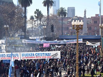 Multitudinaria marcha en apoyo a Cristina Kirchner