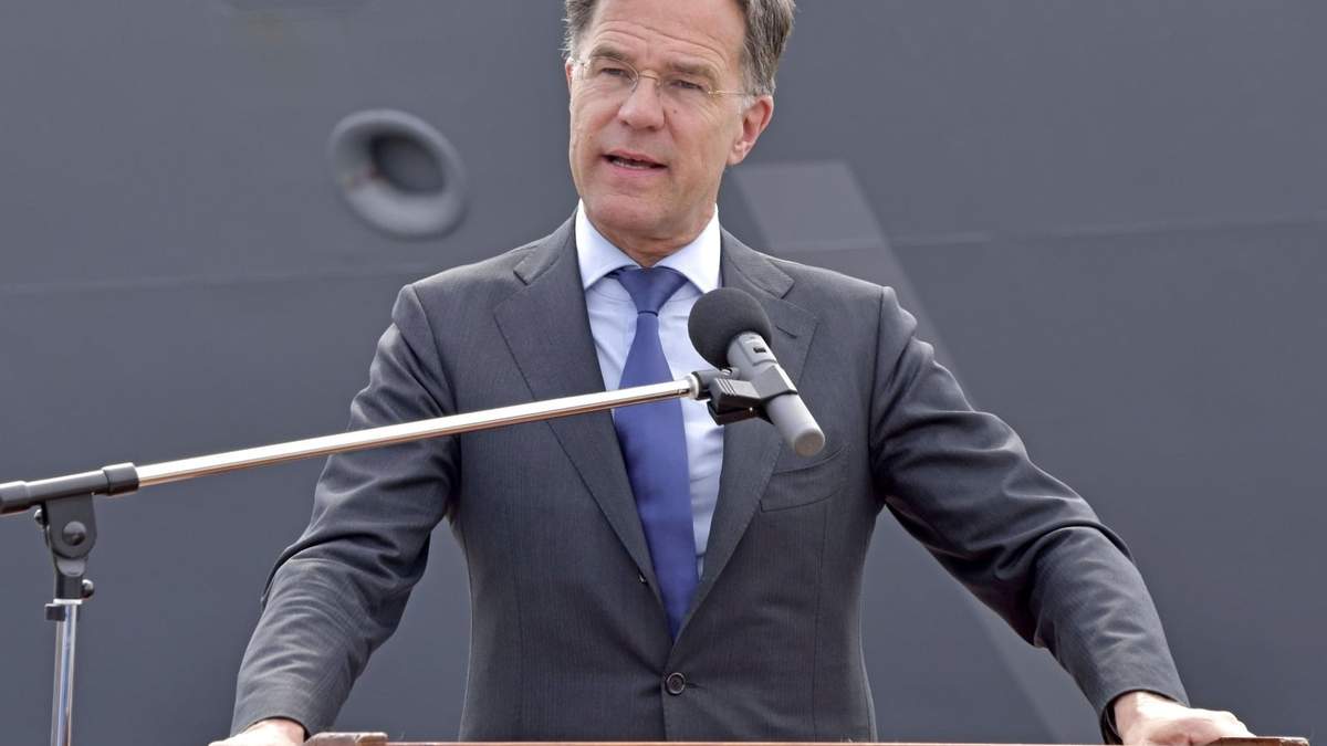 El secretario general de la OTAN, Mark Rutte, habla en una conferencia de prensa durante su visita a la base de la Fuerza de Autodefensa Marítima de Japón en Yokosuka, en el sur de Tokio