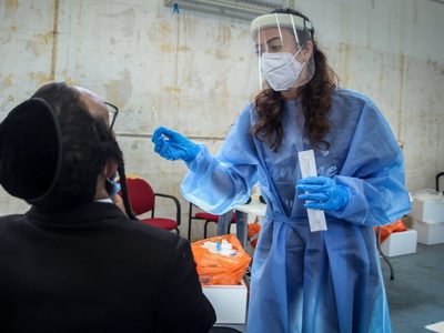 Israel registró un nuevo récord de contagios en su cuarta ola: avanzan las dosis de refuerzo