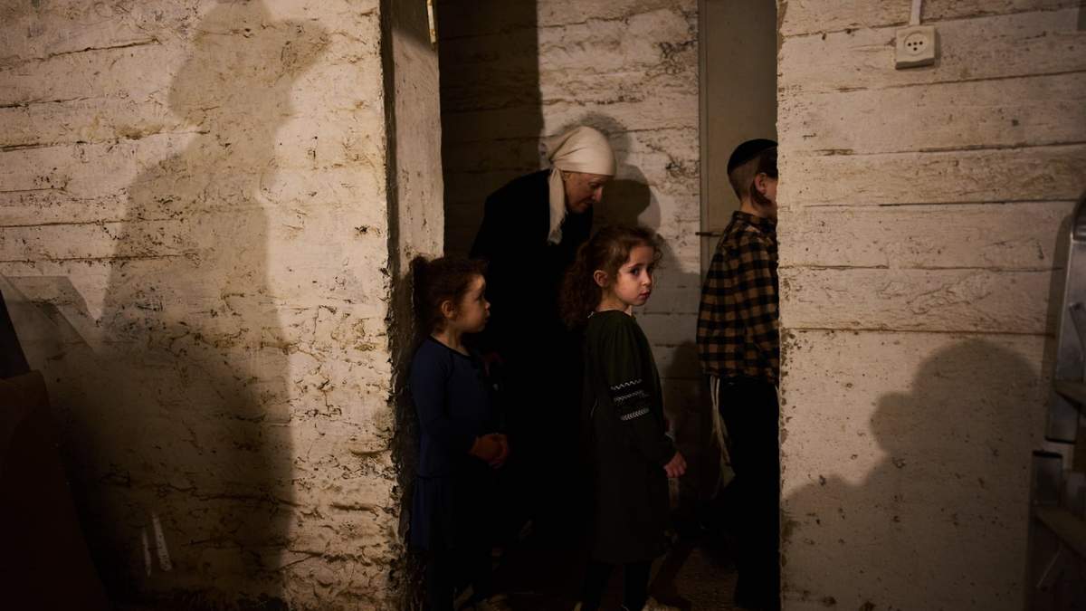 Varias personas se protegen en un refugio antiaéreo mientras las sirenas alertaban de la llegada de misiles iraníes, en Bnei Brak, Israel, el 1 de abril de 2026