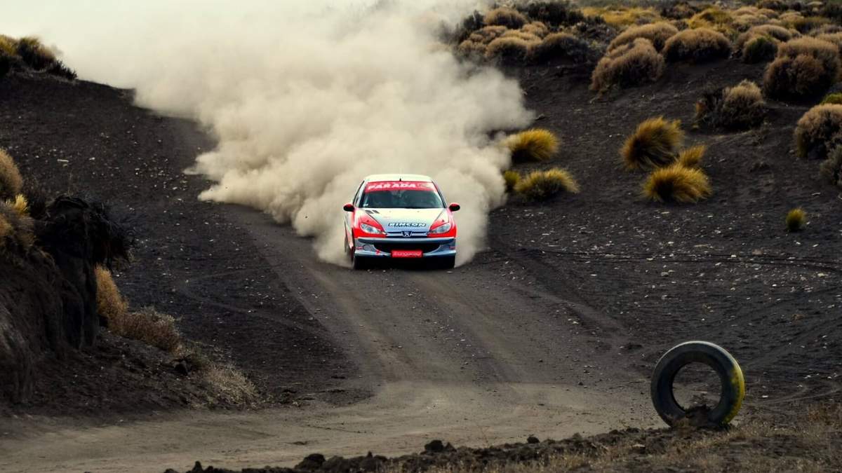Vehículo en movimiento en el rally neuquino. Fuente: (Twitter)