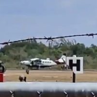 Un estadunidense secuestra una avioneta en Belice y muere baleado por un pasajero (Video)