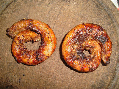 El secreto de los parrilleros para hacer los mejores chinchulines: crocantes por fuera y cremosos por dentro