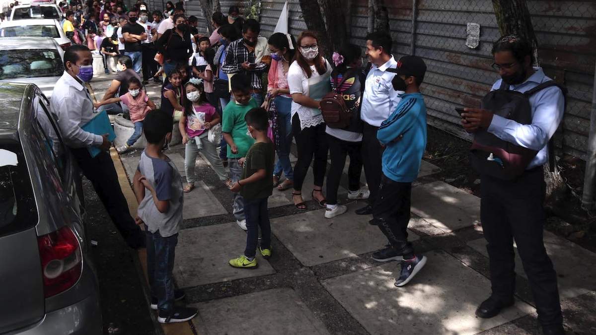Fila para la vacunación infantil en Chilpancingo