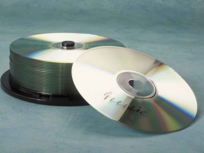 Con CDs viejos y tapas de desodorante, creá este proyecto súper útil para decorar tu baño