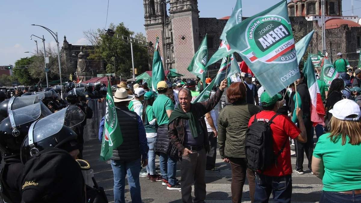 Integrantes de FRENA en la marcha de AMLO