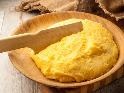 Si estás cansado de comer polenta, prepará esta versión con la verdura de estación y un ingrediente sorpresa