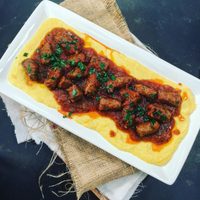 Polenta con salchicha parrillera: intensamente cremosa, la receta otoñal por excelencia, que es un 10