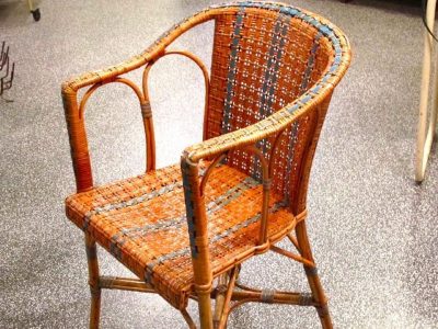 Antes de tirar la vieja silla de ratán que estaba en casa de la abuela, mirá como convertirla en una pieza decorativa para tu balcón o el living