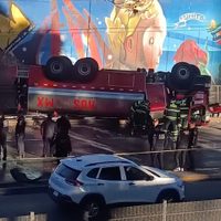 Vuelca un camión de bomberos que iba a atender un incendio; tres heridos