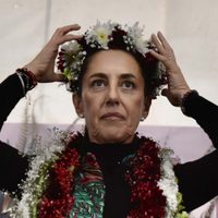 Sheinbaum camina por una fina y tensa línea tras los pasos de López Obrador: AP