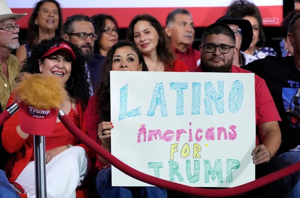 ARCHIVO – Simpatizantes sostienen un letrero antes de que el candidato y expresidente republicano Donald Trump llegue para pronunciar un discurso en un evento de campaña, el 12 de septiembre de 2024, en Tucson, Arizona