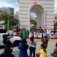 Padres de los 43 normalistas de Ayotzinapa protestan ahora frente al Poder Judicial en Chilpancingo