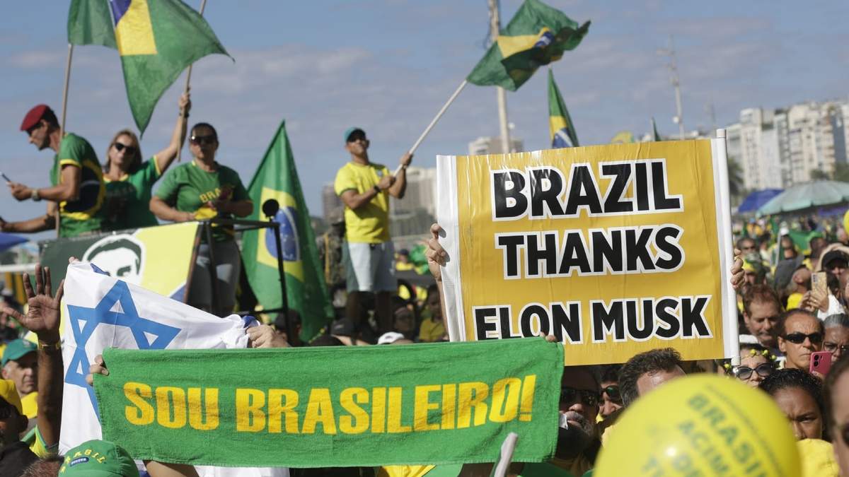 Pancartas en apoyo al empresario estadunidense en la playa Copacabana