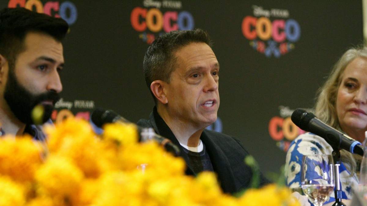 Adrián Molina y Lee Unkrich, directores de Coco, y la productora Darla Anderson, en conferencia de prensa en octubre de 2017