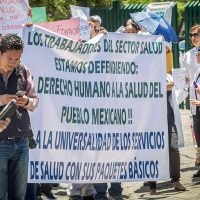 Tras marcha, logran médicos reunión con Narro