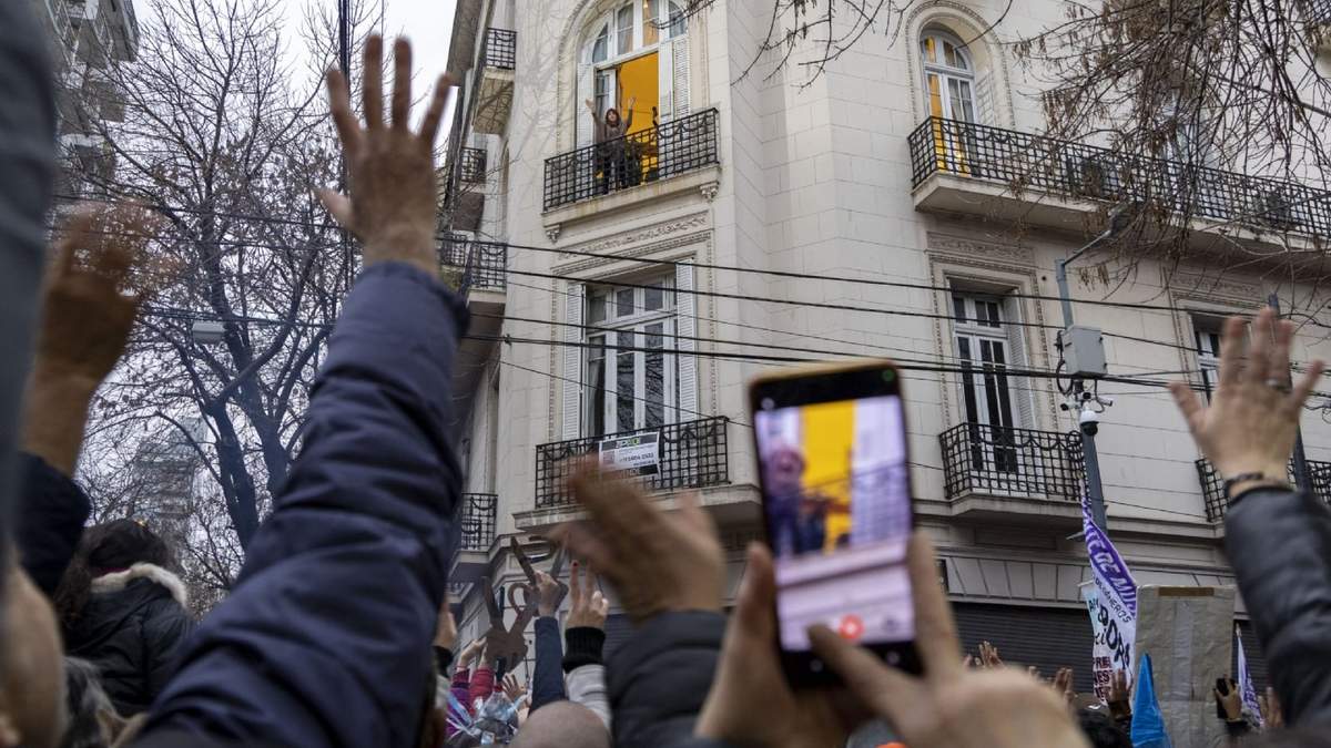 La ex presidenta Cristina Kirchner volvió a salir al balcón pasadas las 17.30 de hoy para saludar a los militantes que permanecían en los alrededores de su departamento del barrio de Constitución.