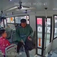 “Ya se la saben”: captan asalto en el que uno de los delincuentes disparó y golpeó al chofer
