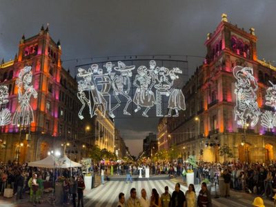Encienden alumbrado por Día de Muertos dedicado a José Guadalupe Posada en el Zócalo (Video)