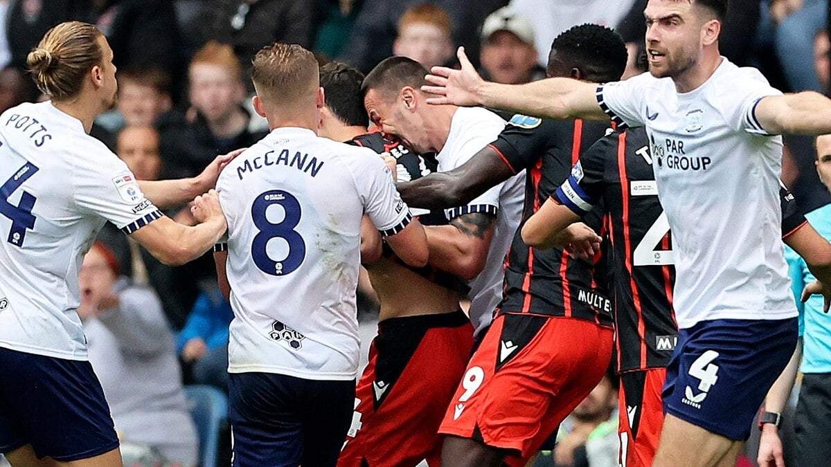 Suspenden ocho partidos a futbolista que mordió a su rival en Inglaterra