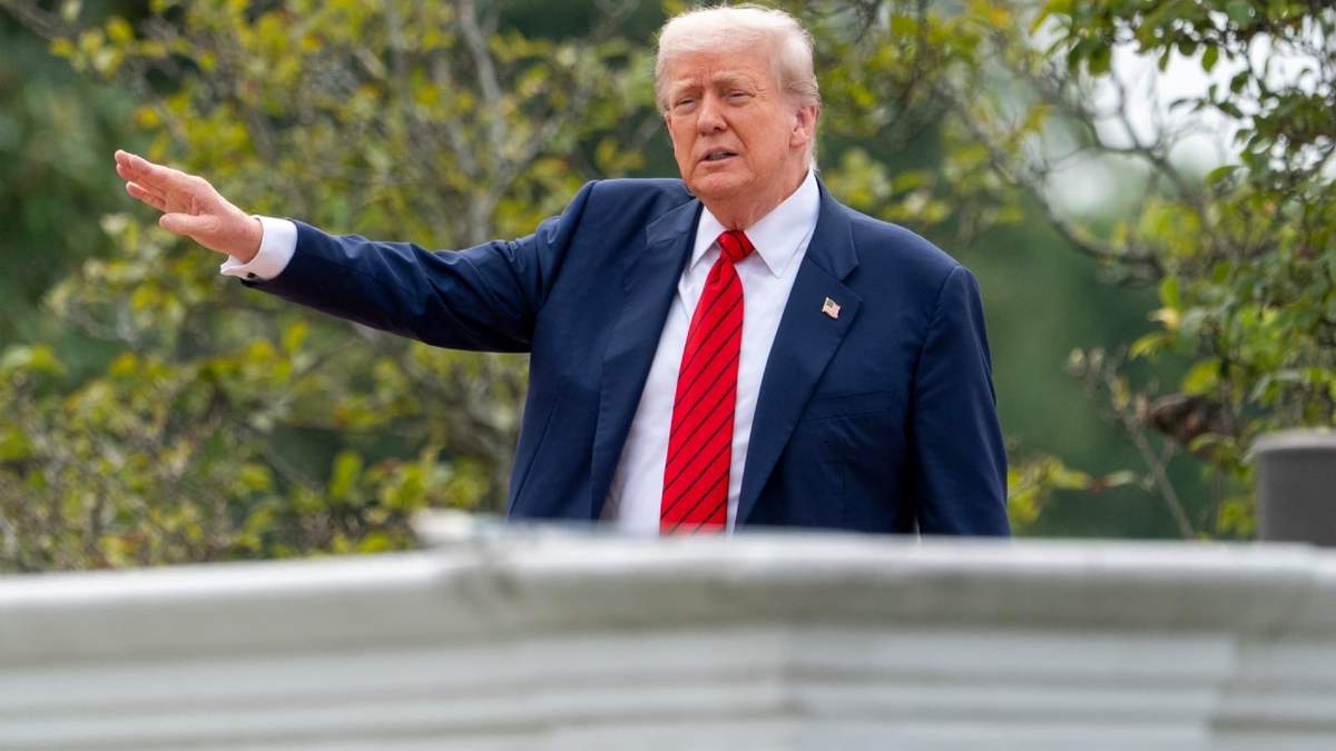 El presidente estadounidense Donald Trump habla con reporteros desde el techo de la Casa Blanca, el martes 5 de agosto de 2025, en Washington.