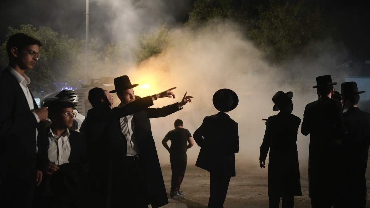 Judíos ultra ortodoxos revisan los daños en un camino luego de que fue alcanzado por un cohete lanzado desde la Franja de Gaza