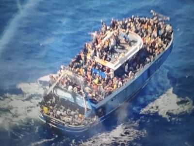 Rescatan más de 100 personas tras naufragio de barco con migrantes en Grecia