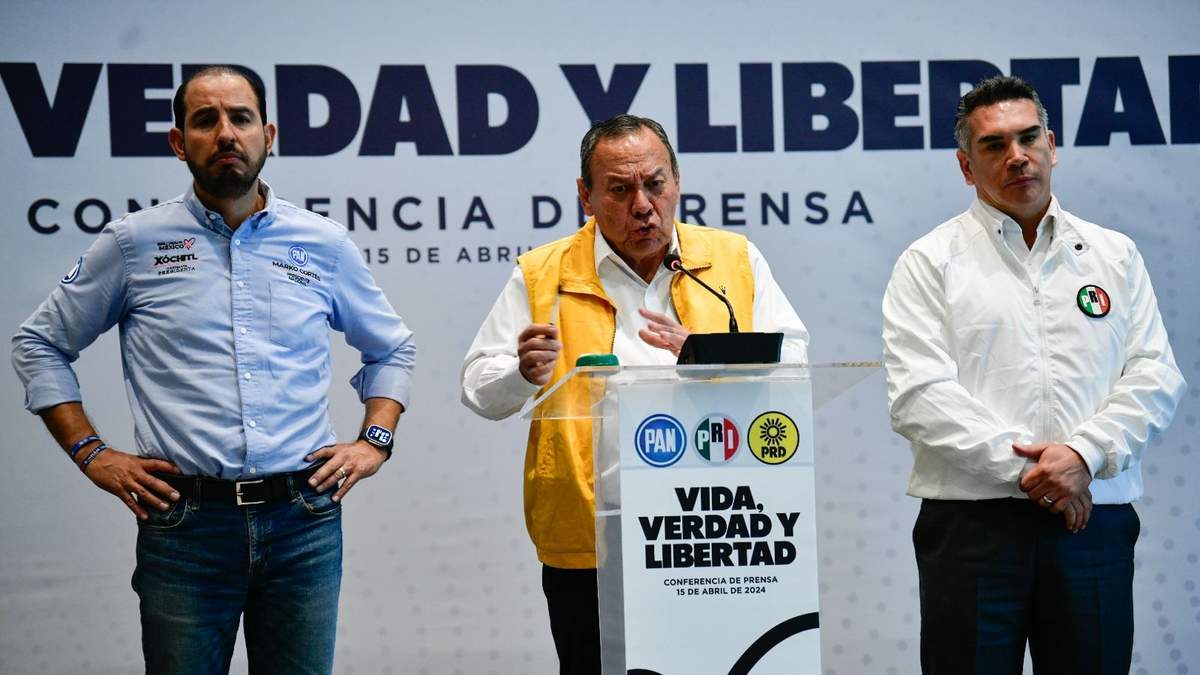 Jesús Zambrano, flanqueado en la conferencia por Marko Cortés y Alejandro "Alito" Moreno