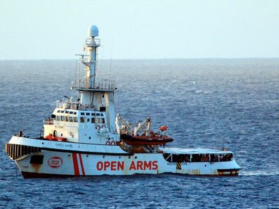 Desesperados, 75 migrantes se tiraron al mar