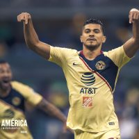 Con nueve jugadores, América rescata empate ante los Pumas