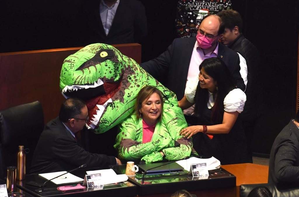 Xóchitl Galvez subió al pleno con una botarga de dinosaurio haciendo alusión a Manuel Bartlett
