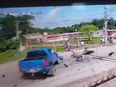 Camioneta deshace una motocicleta que invadió carril en Tabasco; uno murió (Video)