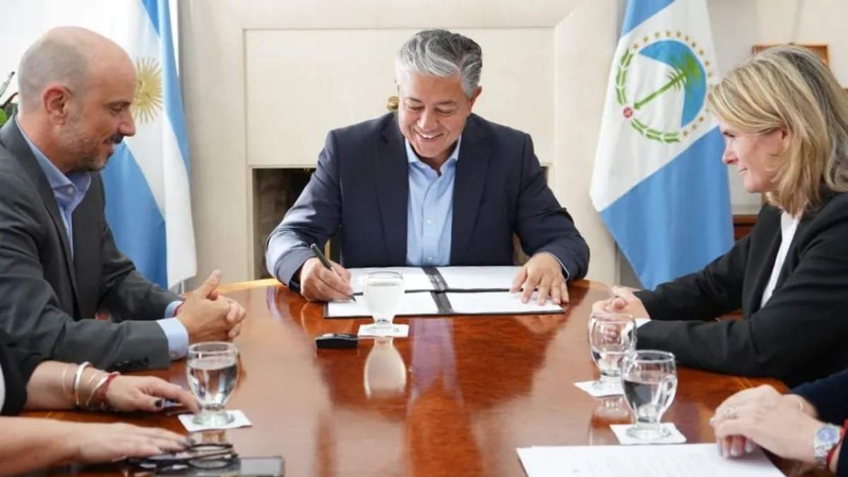 El gobernador Figueroa firmó el acuerdo con la directora de Total Austral Catherine Remy. Fuente: (Neuquén Informa)