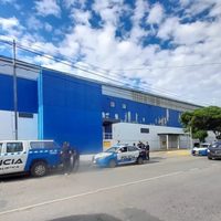 Violento asalto comando en un supermercado céntrico de Neuquén: tres empleados fueron heridos