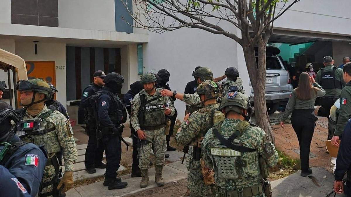 Elementos de seguridad acuden al lugar del asesinato de Homar Salas, dirigente del Sindicato de Trabajadores al Servicio del Ayuntamiento de Culiacán
