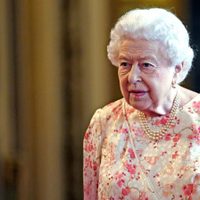 Pobre madre: la Reina Isabel se enteró de la secretaria de su hijo y no tiene paz