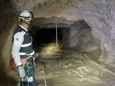 Rescatan al primer minero sepultado en la mina Santa Fe, en Rosario, Sinaloa