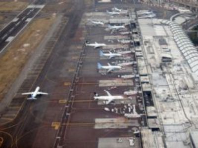 Las diferencias por rutas aéreas deben resolverse en el marco del T-MEC: Ebrard