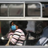 Hasta en 15 mil pesos venden cubrebocas por coronavirus